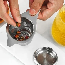304 Stainless Steel Tea Strainer Reusable Tea Infuser Tea Strainer Teapot Loose Tea Leaf Spice Tea Filter Kitchen Accessories Tea Strainer Tea Drain with Handle and Lid
