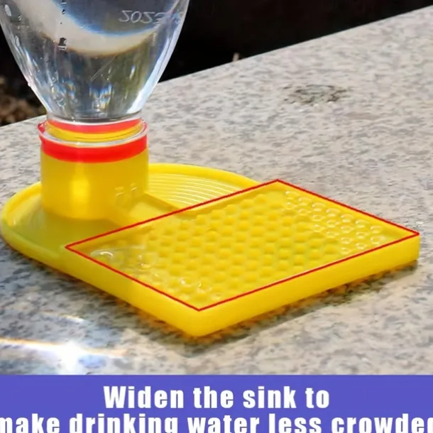 Anti-Drowning Bee Watering 1PCS Plastic Bee Watering Bottles, Bee Feeder, Compatible With 30mm Mineral Water Bottle, Anti-Drowning, Wide Bee Feeding Area