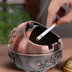 Ashtray Windproof Vintage Lid Ornament, Retro Cigarette Metal Decorative, Gadgets Cigarettes Table Outdoor Cigar Indoor Ashtrays