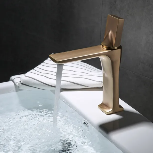 Bathroom Sink Faucet - Classic Electroplated Centerset Single Handle One HoleBath Taps