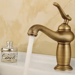 Bathroom Sink Faucet - Classic Electroplated Centerset Single Handle One HoleBath Taps