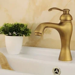 Bathroom Sink Faucet - Classic Antique Brass Centerset Single Handle One HoleBath Taps