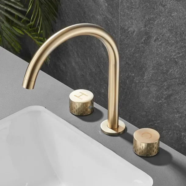 Bathroom Sink Faucet - Rotatable / Classic Electroplated Widespread Two Handles Three Holes Bath Taps
