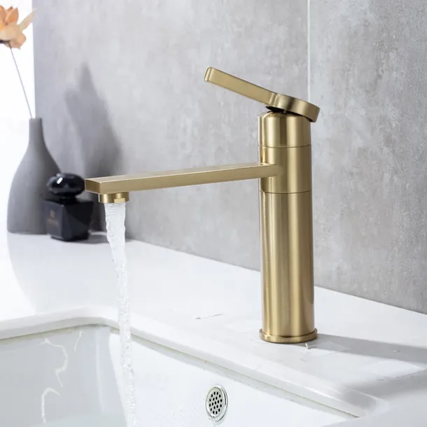 Bathroom Sink Faucet - Rotatable Chrome Centerset Single Handle One HoleBath Taps