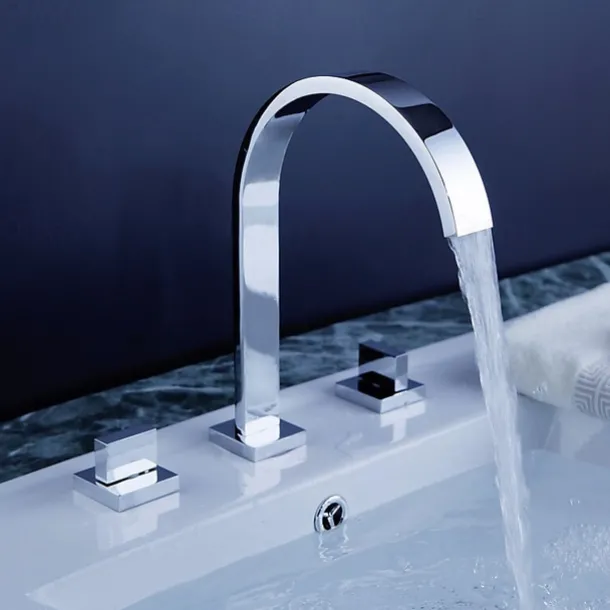 Bathroom Sink Faucet - Rotatable / Widespread / Waterfall Chrome Deck Mounted Two Handles Three HolesBath Taps