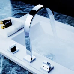 Bathroom Sink Faucet - Rotatable / Widespread / Waterfall Chrome Deck Mounted Two Handles Three HolesBath Taps