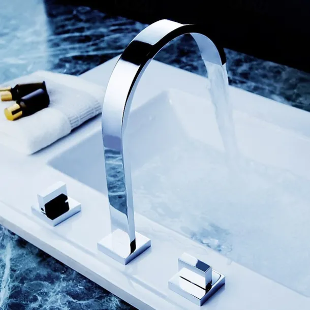 Bathroom Sink Faucet - Rotatable / Widespread / Waterfall Chrome Deck Mounted Two Handles Three HolesBath Taps