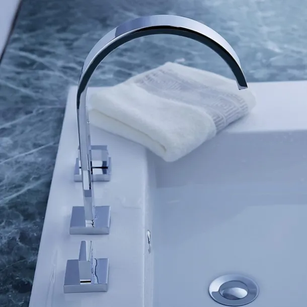Bathroom Sink Faucet - Rotatable / Widespread / Waterfall Chrome Deck Mounted Two Handles Three HolesBath Taps