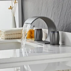 Bathroom Sink Faucet - Waterfall Chrome / Oil-rubbed Bronze / Nickel Brushed Widespread Two Handles Three HolesBath Taps