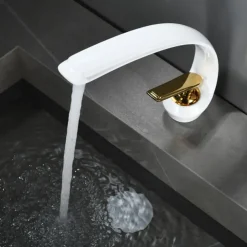 Bathroom Sink Mixer Faucet, Single Handle One Hole Washroom Basin Taps Chrome Finish Bathroom Faucet with Hot and Cold Water Hose