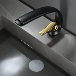 Bathroom Sink Mixer Faucet, Single Handle One Hole Washroom Basin Taps Chrome Finish Bathroom Faucet with Hot and Cold Water Hose