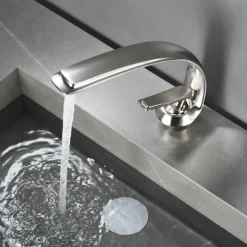 Bathroom Sink Mixer Faucet, Single Handle One Hole Washroom Basin Taps Chrome Finish Bathroom Faucet with Hot and Cold Water Hose