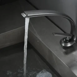 Bathroom Sink Mixer Faucet, Single Handle One Hole Washroom Basin Taps Chrome Finish Bathroom Faucet with Hot and Cold Water Hose