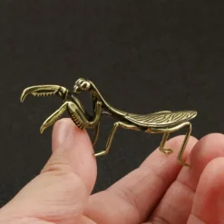 Brass Metal Mantis Craft Statue - Intricately Designed Traditional Insect Figurine for Desk Decoration - Whimsical Tea Pet Companion, Elegant Room Decoration, and Unique Home Decor