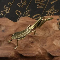 Brass Metal Mantis Craft Statue - Intricately Designed Traditional Insect Figurine for Desk Decoration - Whimsical Tea Pet Companion, Elegant Room Decoration, and Unique Home Decor