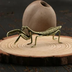 Brass Metal Mantis Craft Statue - Intricately Designed Traditional Insect Figurine for Desk Decoration - Whimsical Tea Pet Companion, Elegant Room Decoration, and Unique Home Decor