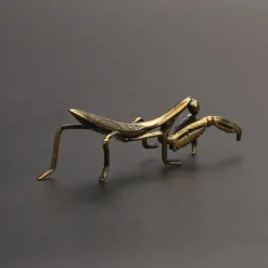 Brass Metal Mantis Craft Statue - Intricately Designed Traditional Insect Figurine for Desk Decoration - Whimsical Tea Pet Companion, Elegant Room Decoration, and Unique Home Decor