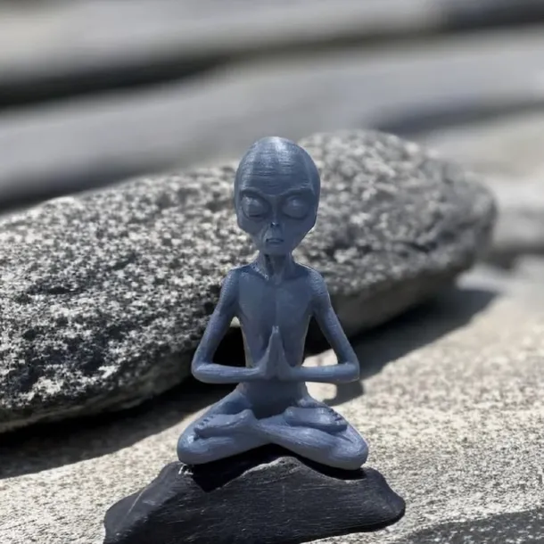 Garden Statue Meditating Alien Sculptures, Meditating Alien Resin Ornament, UFO Indoor Outdoor Garden Decor, Meditating Alien Figurines