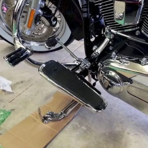 Halloween Skeleton Paw Motorcycle Kickstands - Skeleton Paw With Middle Finger Motorcycle Kickstands, Aluminum Alloy Universal Motorcycle Side Mount