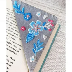 Hand Embroidered Corner Bookmark, Floral Style Embroidery Bookmarks, Felt Triangle Page Corner Handmade Bookmark, Decorative Felt Triangle Bookmark, Bookmarks for Book Lovers