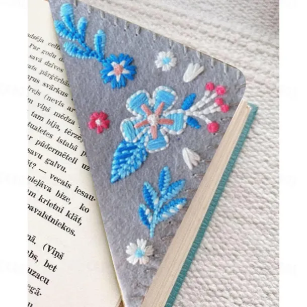 Hand Embroidered Corner Bookmark, Floral Style Embroidery Bookmarks, Felt Triangle Page Corner Handmade Bookmark, Decorative Felt Triangle Bookmark, Bookmarks for Book Lovers