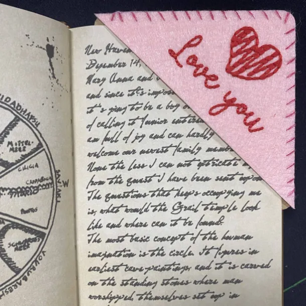 Hand Embroidered Corner Bookmark, Valentine's Day Heart Design Gift, Cute Flower Letter Embroidery, Felt Triangle Page Corner Handmade Bookmark, Decorative Bookmarks for Book Lovers