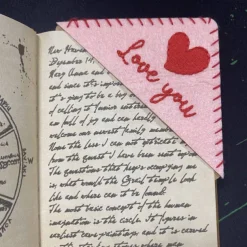 Hand Embroidered Corner Bookmark, Valentine's Day Heart Design Gift, Cute Flower Letter Embroidery, Felt Triangle Page Corner Handmade Bookmark, Decorative Bookmarks for Book Lovers