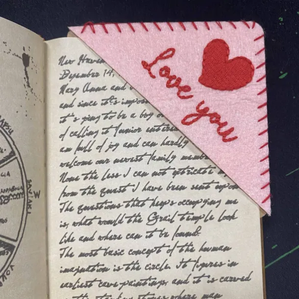 Hand Embroidered Corner Bookmark, Valentine's Day Heart Design Gift, Cute Flower Letter Embroidery, Felt Triangle Page Corner Handmade Bookmark, Decorative Bookmarks for Book Lovers