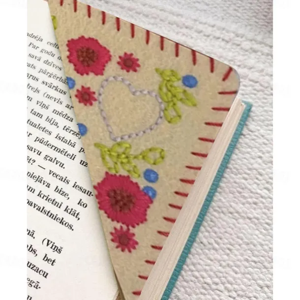 Hand Embroidered Corner Bookmark, Valentine's Day Heart Design Gift, Cute Flower Letter Embroidery, Felt Triangle Page Corner Handmade Bookmark, Decorative Bookmarks for Book Lovers