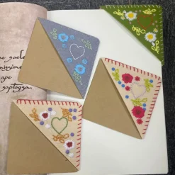 Hand Embroidered Corner Bookmark, Valentine's Day Heart Design Gift, Cute Flower Letter Embroidery, Felt Triangle Page Corner Handmade Bookmark, Decorative Bookmarks for Book Lovers