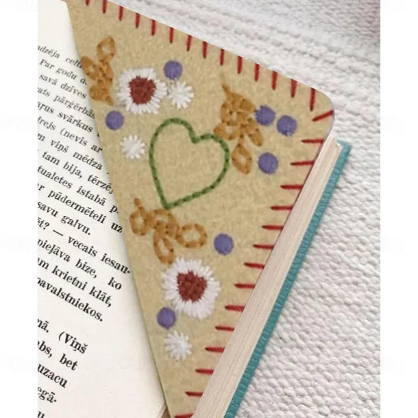 Hand Embroidered Corner Bookmark, Valentine's Day Heart Design Gift, Cute Flower Letter Embroidery, Felt Triangle Page Corner Handmade Bookmark, Decorative Bookmarks for Book Lovers