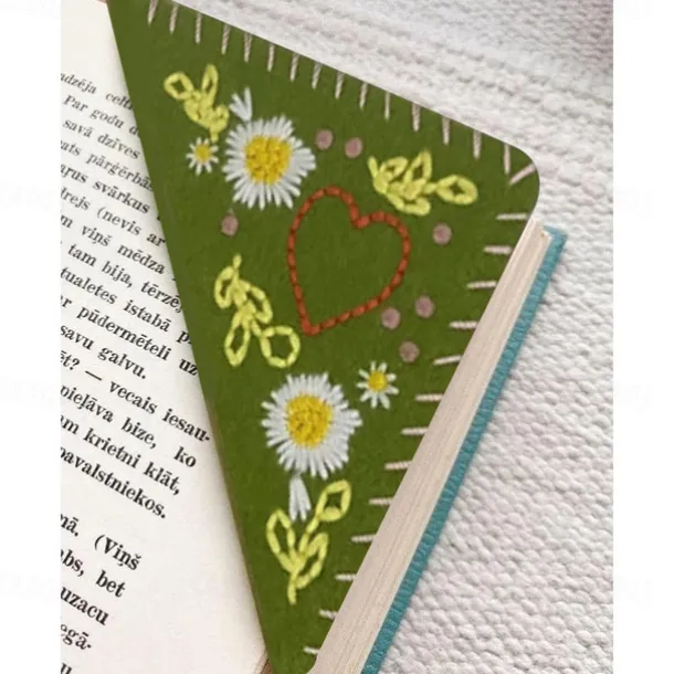 Hand Embroidered Corner Bookmark, Valentine's Day Heart Design Gift, Cute Flower Letter Embroidery, Felt Triangle Page Corner Handmade Bookmark, Decorative Bookmarks for Book Lovers