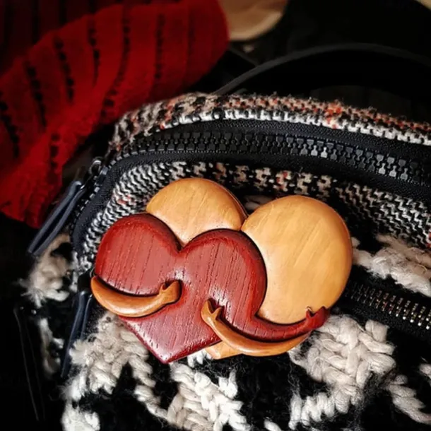 Loving Hearts Wood Intarsia Pinback Button, Pocket Hug Wooden Ornaments, Handmade Love Button Pin, Vintage Heart Brooch for Backpacks Clothes Hats, Gift for Christmas Valentines