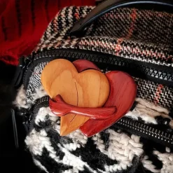 Loving Hearts Wood Intarsia Pinback Button, Pocket Hug Wooden Ornaments, Handmade Love Button Pin, Vintage Heart Brooch for Backpacks Clothes Hats, Gift for Christmas Valentines