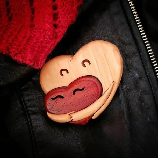 Loving Hearts Wood Intarsia Pinback Button, Pocket Hug Wooden Ornaments, Handmade Love Button Pin, Vintage Heart Brooch for Backpacks Clothes Hats, Gift for Christmas Valentines