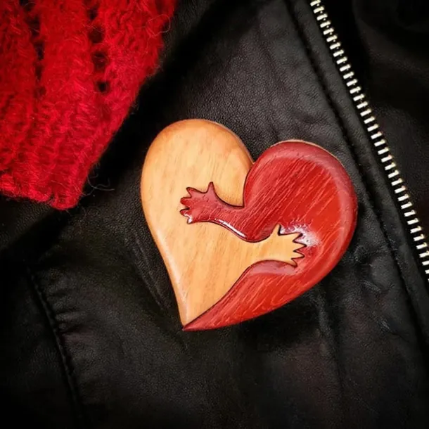 Loving Hearts Wood Intarsia Pinback Button, Pocket Hug Wooden Ornaments, Handmade Love Button Pin, Vintage Heart Brooch for Backpacks Clothes Hats, Gift for Christmas Valentines