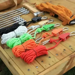 5m Outdoor Windproof Rope, Heavy-Duty Camping Rope with Pulley System, Reflective Nylon Cord with Adjustable Buckle & 2 Stainless Steel Carabiners for Hiking, Tent Setup, Gear Securing