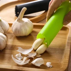Multifunctional Garlic Master Garlic Ginger Cutter with Silicone Garlic Peeler Plastic Grinding Tool Kitchen Ginger Grater Grinder