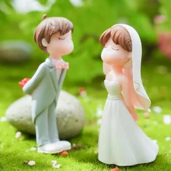 2PC Resin Wedding Couple Sculpture, Modern Bride and Groom Figurines, Romantic Newlywed Statue, Wedding Ceremony Table Decor, Cute Marriage Gift, Home Desk Ornament for Wedding, Party, and Reception