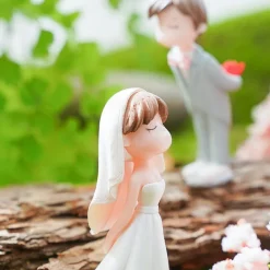 2PC Resin Wedding Couple Sculpture, Modern Bride and Groom Figurines, Romantic Newlywed Statue, Wedding Ceremony Table Decor, Cute Marriage Gift, Home Desk Ornament for Wedding, Party, and Reception