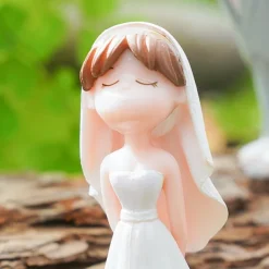 2PC Resin Wedding Couple Sculpture, Modern Bride and Groom Figurines, Romantic Newlywed Statue, Wedding Ceremony Table Decor, Cute Marriage Gift, Home Desk Ornament for Wedding, Party, and Reception