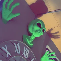 1pc Scary Green Big Eyes Alien Wall Hanging, Carnival Mystery Horror Alien, Party Decoration, Walls Poking Heads And Hands For Bedroom Living Room Window Door RV Wall Hanging Gifts