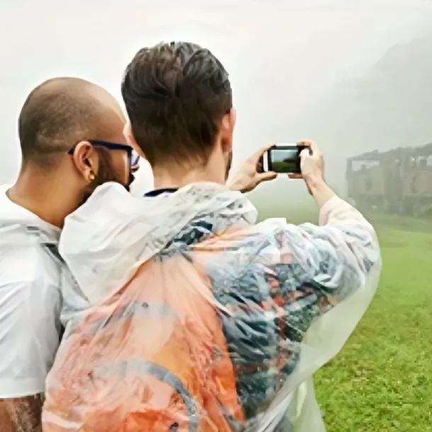 1pcs, Outdoor Essential Adult Emergency Raincoat, Keychain Ball with Raincoat, Adult Raincoat, Suitable for Outdoor Cycling, Mountaineering, Outdoor Sports and Amusement Parks, Rainy Day Essentials