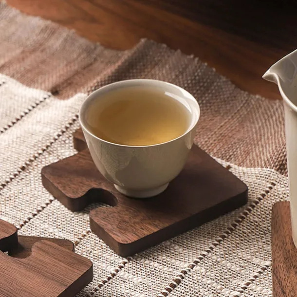 4-Piece Vintage Wooden Puzzle Coasters, Heat-Resistant Drink Coaster Set, Tabletop Protection for Office Desk, Bar, Home Decor