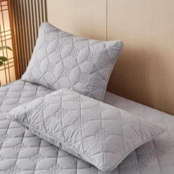 Queen Full King Protective Bed Cover Waterproof Mattress Protector Quilted Fitted Mattress Pad Bed Protector Mattress Cover with Elastic Band Thickened Urine-Proof