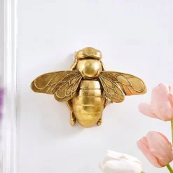 Resin Gold Bee/Dragonfly Home Decor Craft, Wall Hanging Insect Lovers' Collectible, Handcrafted Photo Frame, Insect Decoration Accessory for Family Parties and Insect Exhibits