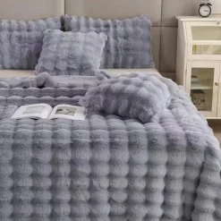 Super Soft Faux Fur Throw Blanket Royal Luxury Cozy Plush Blanket use for Couch Sofa Bed Chair, Reversible Fuzzy Faux Fur Velvet Blanket