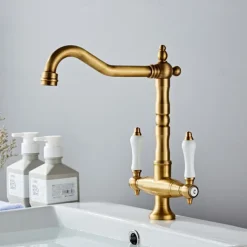 Twin Lever Traditional Kitchen Sink Mixer Taps, Dual Lever Cold and Hot Faucet Deck Mounted, 360° Swivel Spout Sink Tap with 2 Ceramic Handles, Antique Brass Classic Double Handle for Kitchen Bathroom