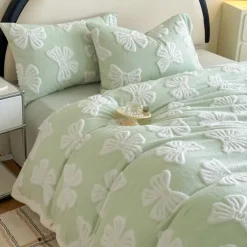 Winter Thickened Blanket Ultra-Soft and Warm Fleece Perfect for Cold Weather Cozy and Comfortable for Bed, Couch, or Lounge Ideal for Winter Home Decor