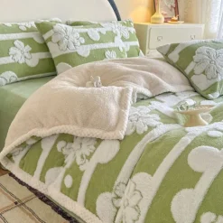 Winter Thickened Blanket Ultra-Soft and Warm Fleece Perfect for Cold Weather Cozy and Comfortable for Bed, Couch, or Lounge Ideal for Winter Home Decor